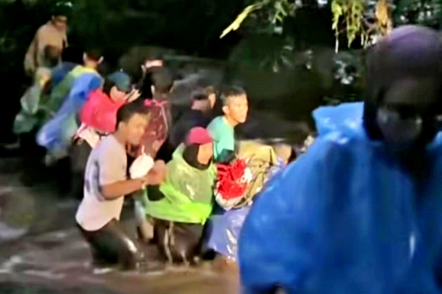 Pengunjung Curug Cisadane di Kabupaten Bogor dievakuasi, Jumat (1/5/2026). Foto: Dok. Istimewa