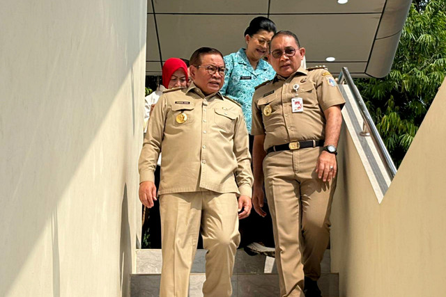 Gubernur DKI Jakarta Pramono Anung dan Wali Kota Jakarta Pusat Arifin di Kantor Lurah Senen, Jakarta Pusat, Senin (4/5/2026). Foto: Nasywa Athifah/kumparan