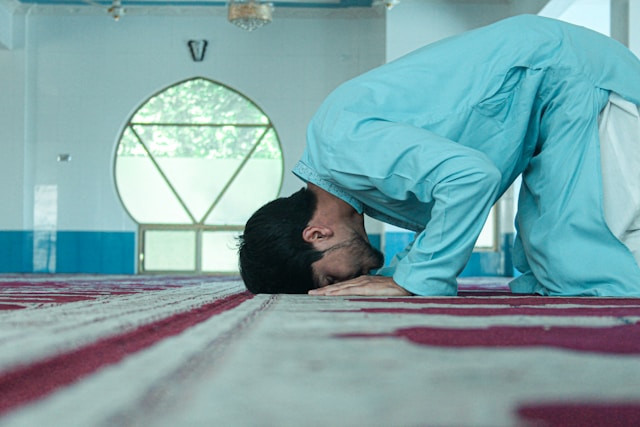 Ilustrasi tata cara sholat jamak takhir dzuhur dan ashar. Foto: Syed Aoun Abbas / Unsplash
