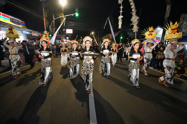 Kirab Budaya Napak Tilas Padjadjaran di Kabupaten Sumedang, Sabtu (2/5/2026) malam. Foto: Dok. Diskominfo Jabar