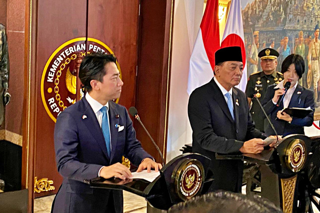 Joint statement Menhan RI Sjafrie Sjamsoeddin dengan Menhan Jepang Shinjiro Koizumi terkait kerjasama pertahanan Jepang di Kantor Kementerian Pertahanan, Senin (4/5/2026). Foto: Rayyan/kumparan 