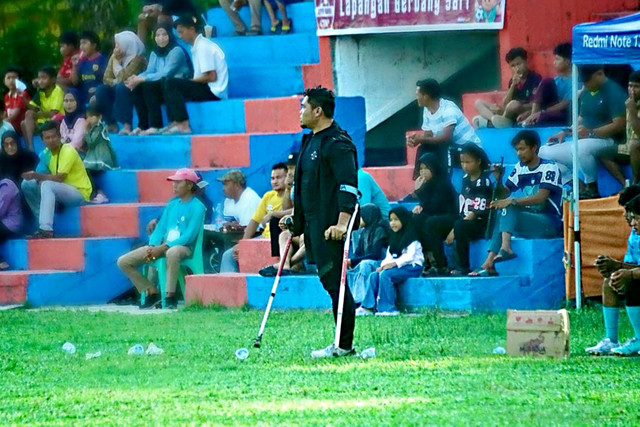 Jufriadi saat melatih SSB. Foto: Dok. Pribadi
