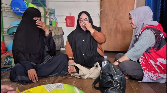 Ibu Mandala, Ratnasari (Kiri). Ketua TRC PPA Kaltim, Rina Zainun(Tengah). Foto: Istimewa
