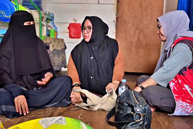 Ibu Mandala, Ratnasari (kiri) dan Ketua TRC PPA Kaltim, Rina Zainun (tengah). Foto: Dok. Istimewa