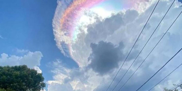 Fenomena awan pelangi. Foto: Detik.com