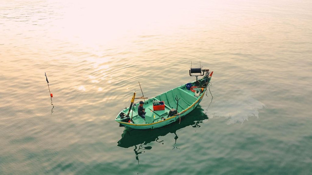 Ilustrasi nelayan tengah melaut. Foto: Pixabay. 
