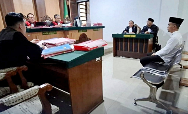 Sidang pria yang menerima hadiah narkotika usai jadi pemenang lomba menulis artikel ilmiah di PN Kepanjen Malang. Foto: Dok. Istimewa