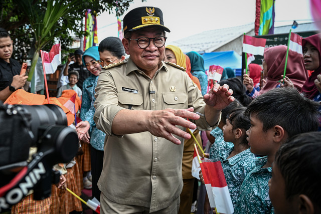 Gubernur DKI Jakarta Pramono Anung menyapa anak-anak saat kunjungannya di Ruang Publik Terpadu Ramah Anak (RPTRA) Planet Senen, Jakarta, Senin (4/5/2026). Foto: Fauzan/ANTARA FOTO
