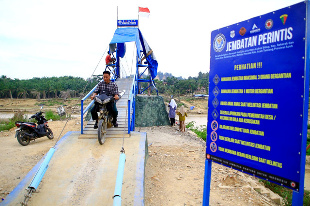 Jembatan gantung Lubuk Sidup yang kembali berfungsi dengan baik di Aceh Tamiang. Foto: Dok. Satgas PRR