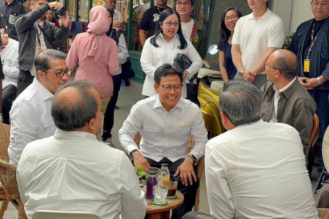 Menko Bidang Pemberdayaan Masyarakat Abdul Muhaimin Iskandar atau Cak Imin, Menteri Ekonomi Kreatif Teuku Riefky Harsya, dan Menteri UMKM Maman Abdurrahman dalam kegiatan Rapat Tingkat Menteri (RTM) di MBloc Space, Jakarta Selatan, Senin (4/5/2026). Foto: Nauval Pratama/kumparan