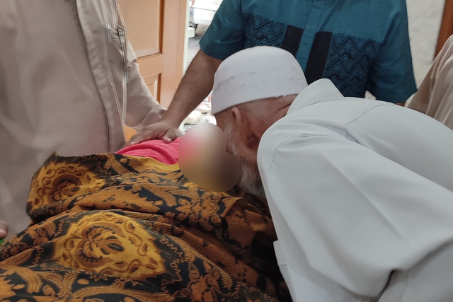 Jenazah istri Abu Bakar Ba'asyir, Aisyah (Ummi Ichun) sebelum dimakamkan. Foto: Dok. Istimewa