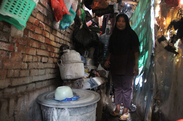 Sutinah menunjukkan lorong berukuran 1 meter x 6 meter yang digunakan sebagai tempat tinggal di Desa Jepangpakis, Kabupaten Kudus, Jawa Tengah. Foto: Vega Maarijil Ula/kumparan
