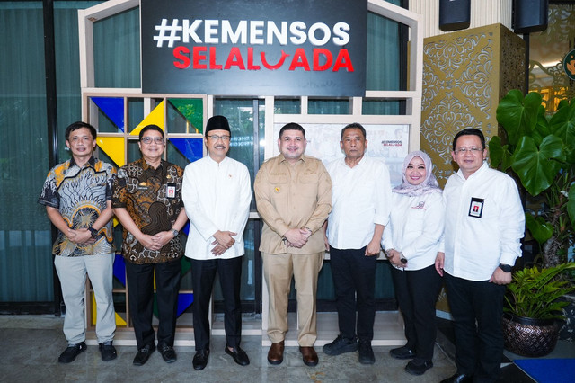 Mensos Saifullah Yusuf saat menerima audiensi dari Wali Kota Makassar Munafri Arifuddin, Kepala Dinas Sosial Kota Makassar Andi Bukti Djufrie, dan Kepala UPTD RPTC Dinsos Makassar Masrih, di Kantor Kementerian Sosial, Jakarta, Senin (4/5/2026). Foto: Kemensos RI