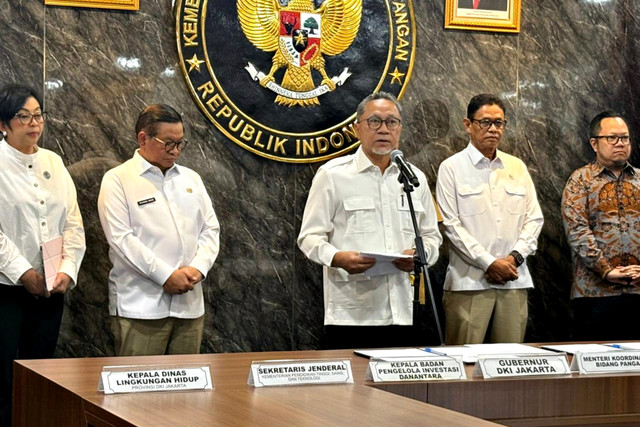 Menko Pangan Zulkifli Hasan saat Penandatanganan Kerja Sama terkait Fasilitas Pengolahan Sampah antara Pemprov DKI Jakarta dan Danantara di Kantor Kemenko Pangan, Jakarta Pusat, Senin (4/5/2026). Foto: Nasywa Athifah/kumparan