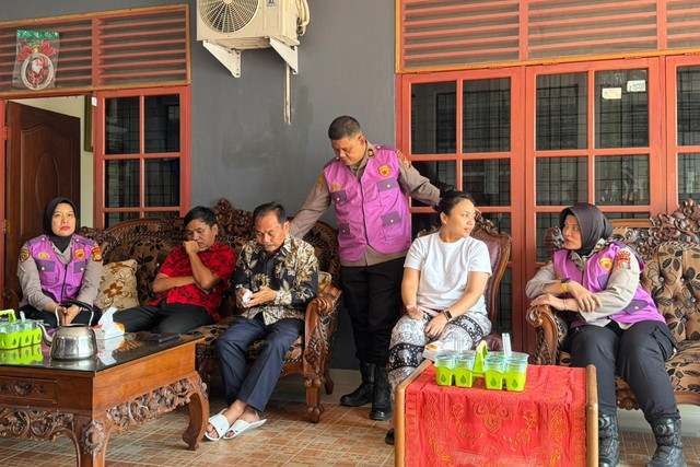 Polda Riau saat memberi trauma healing kepada keluarga lansia yang tewas di Rumbai Pesisir, Kota Pekanbaru, Riau. Foto: Polda Riau