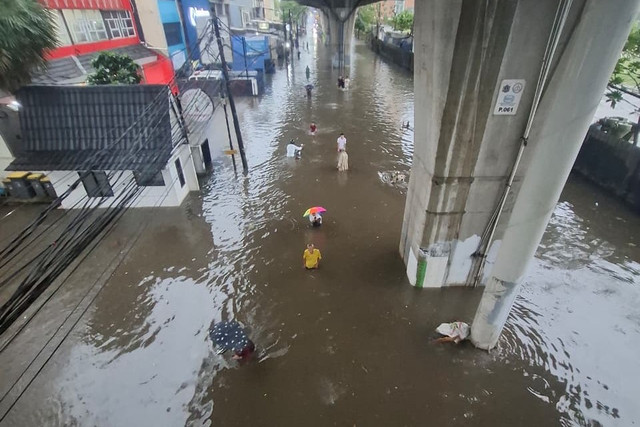 Kondisi banjir di Kawasan Seskoal, Jakarta, Senin (4/5/2026). Foto: Aditia Noviansyah/kumparan