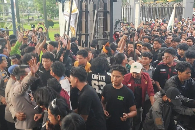 Massa demo trobos pagas kantor DPRD Kaltim, Senin (4/5/2026). Foto: kumparan