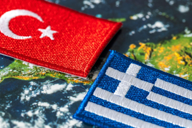 Ilustrasi gambar bendera negara Turki dan Yunani. Sumber: https://media.istockphoto.com/id/1401973243/photo/flags-of-turkey-and-greece-concept-growing-conflict-between-members-of-the-joint-defense.jpg?s=1024x1024&w=is&k=20&c=OrBh96qcZKtM6gT1faJm-wFiawrvzWuK3ta-uCd22II=