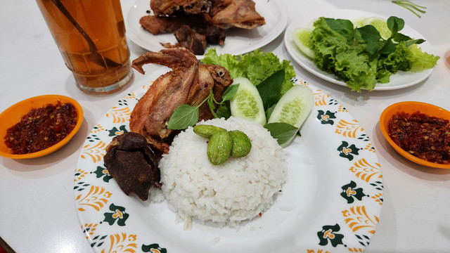 Ayam Goreng Presto Cipete favorit Bernadya dan Desta. Foto: Azalia Amadea/Kumparan