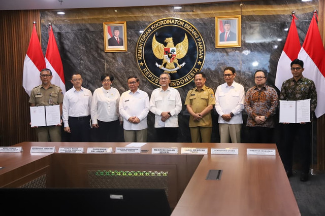 Mendagri Tito Karnavian menyaksikan penandatanganan kesepakatan Pemprov DKI dan Danantara untuk PSEL di Jakarta, Senin (4/5/2026). Foto: Kemendagri RI