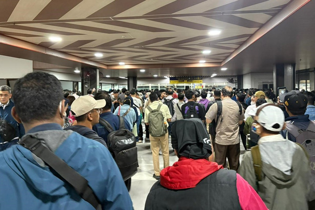 Sejumlah penumpang menunggu saat terjadi ganggua green line KRL Commuter Line di Stasiun Tanah Abang, Jakarta, Senin (4/5/2026). Foto: Nasywa Athifah/kumparan