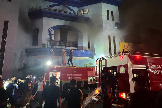 Petugas Damkar berusaha memadamkan kebakaran di Gedung Metro Sport Center, Kota Semarang, Jawa Tengah, Senin (4/5/2026). Foto: Intan Alliva Khansa/kumparan