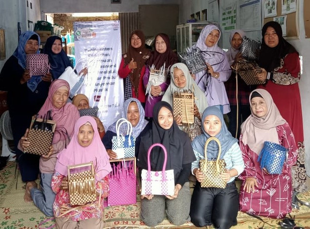 UMY dan KWT Abiyasa Latih Anyaman Tas Dukung Ekonomi Perempuan