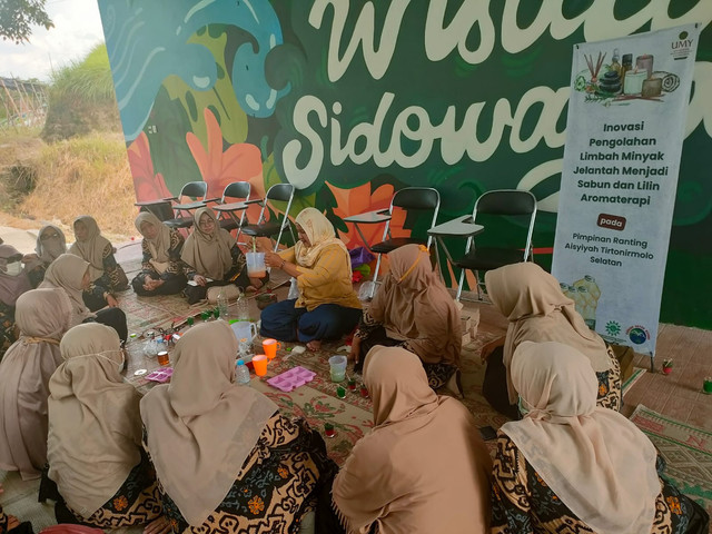 UMY Ubah Limbah Jelantah Jadi Sabun dan Lilin Aromaterapi di Bantul