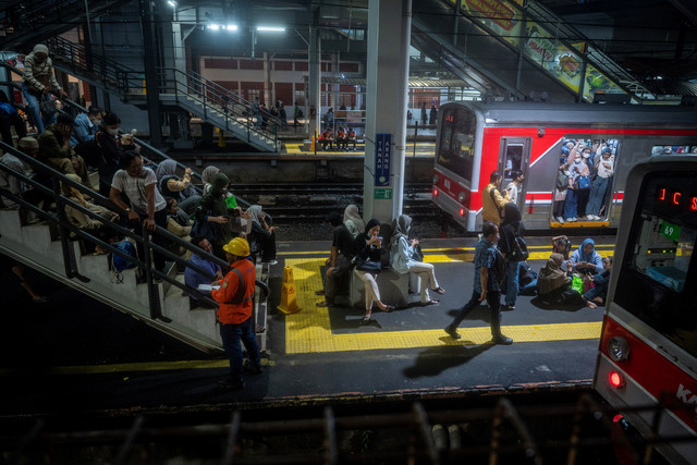 Sejumlah penumpang menunggu keberangkatan kereta rel listrik (KRL) di Stasiun Tanah Abang, Jakarta, Senin (4/5/2026). Foto: Bayu Pratama S/ANTARA FOTO