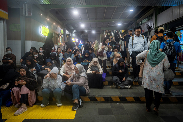 Sejumlah calon penumpang menunggu jadwal pemberangkatan kereta rel listrik (KRL) rute green line di Stasiun Tanah Abang, Jakarta, Senin (4/5/2026). Foto: Bayu Pratama S/ANTARA FOTO