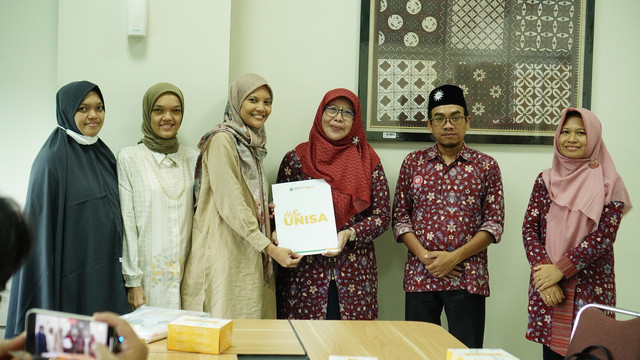 penyerahan surat hibah masjid kepada UNISA Yogyakarta