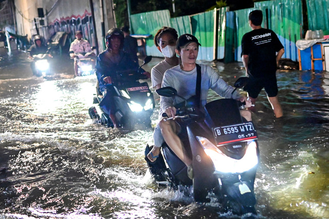 Pengendara motor melintasi banjir di Jalan Jatayu, Kebayoran Lama, Jakarta, Senin (4/5/2026). Foto: Fakhri Hermansyah/ANTARA FOTO