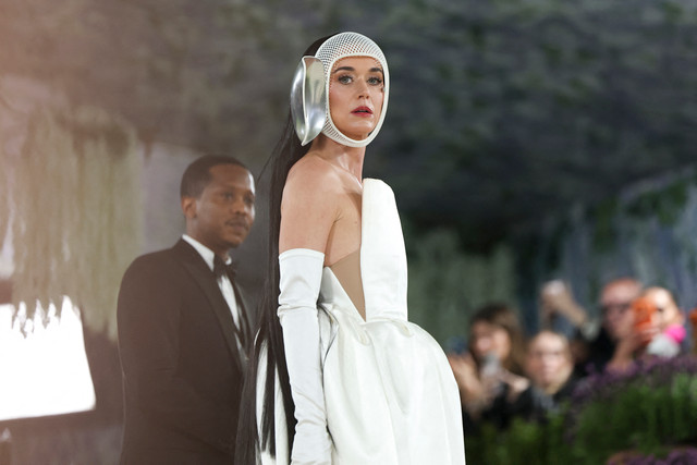 Penyanyi AS Katy Perry tiba di Met Gala 2026. Foto: Angela Weiss / AFP