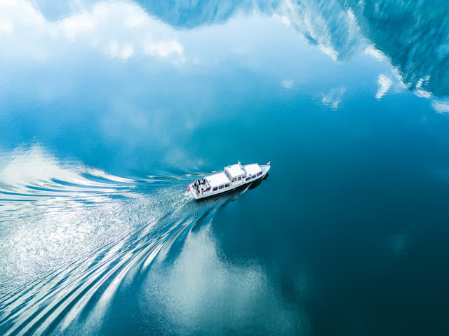 Ilustrasi jadwal Kapal Surabaya Makassar bulan Mei 2026, foto bukan kapal yang sebenarnya: Unsplash/Willian Justen de Vasconcellos