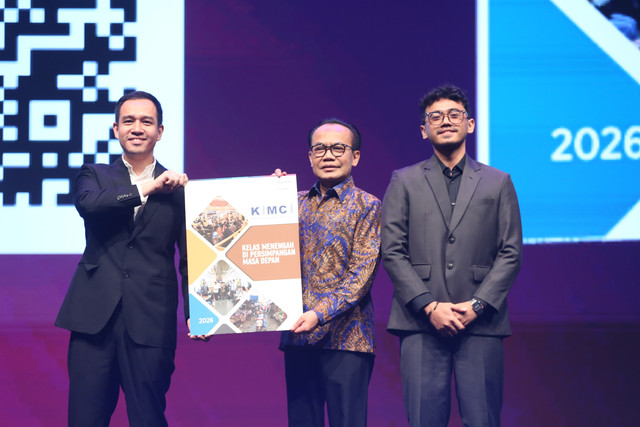 VP Finance & Business Development Katadata Ivan Triyogo Priambodo, Secretary of the Coordinating Ministry for Economic Affairs of the Republic of Indonesia Susiwijono Moegiarso  dan Research Analyst Katadata Insight Center Kholis Dana Prabowo. Foto: Katadata