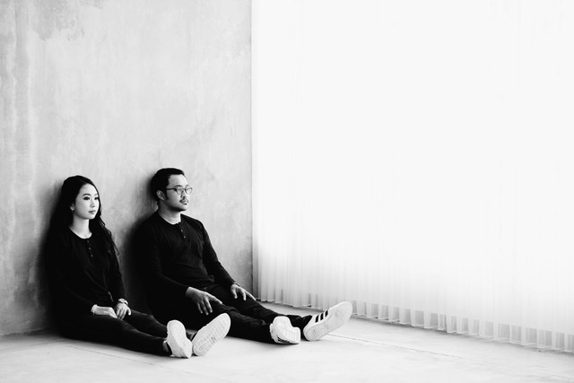 Pasangan muda di ruang sederhana, menggambarkan tantangan ekonomi dan perumahan yang dihadapi generasi muda di Eropa. Foto: Unsplash
