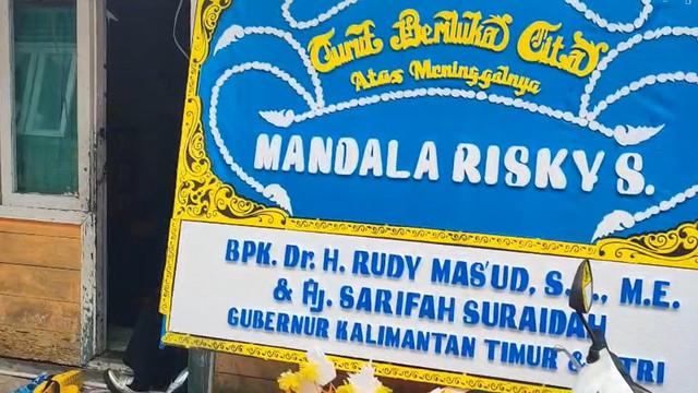 Karangan bunga dari Gubernur Kalimantan Timur Rudy Mas'ud di rumah duka MandalaRizky Syaputra , Selasa (5/5/2026). Foto: kumparan