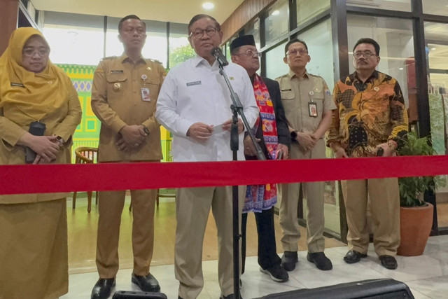 Gubernur DKI Jakarta Pramono Anung memberikan keterangan persa usai menghadiri Acara Forum Komunikasi Komite Sekolah (FKKS), di Kompleks Walikota Jakarta Timur, Selasa (5/5/2026). Foto: Jeni Ritanti/kumparan