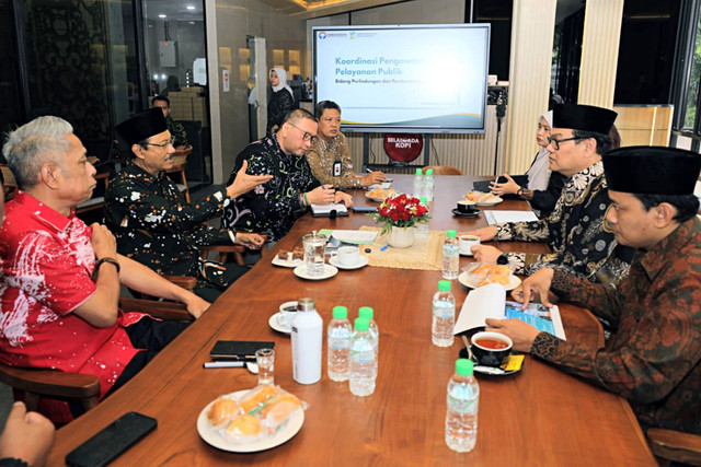 Mensos Saifullah Yusuf (Gus Ipul) menerima kunjungan anggota Ombudsman Republik Indonesia Maneger Nasution dalam agenda temu dengar di Kantor Kementerian Sosial, Jakarta, Selasa (5/5/2026). Foto: Dok. Kemensos
