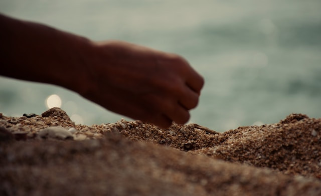 Ilustrasi cara tayamum yang benar.Foto: Joan m / Unsplash
