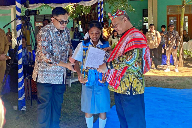 Verona, siswi asal SMA Negeri 3 Kalabahi, di SMAN 9 Kota Kupang. Foto: Rinjani Meisa/kumparan