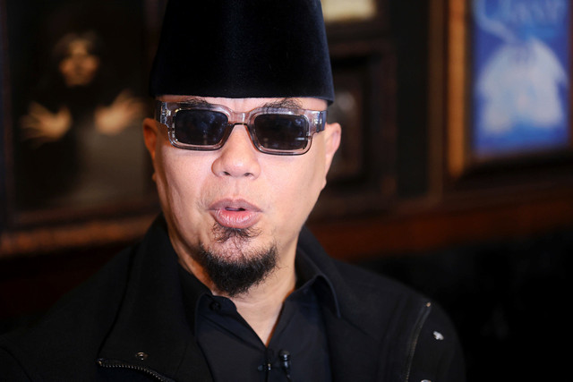 Musisi sekaligus anggota DPR, Ahmad Dhani saat memberikan keterangan kepada wartawan terkait instagram miliknya yang hilang di kawasan Kemang, Jakarta, Selasa, (5/5/2026). Foto: Agus Apriyanto