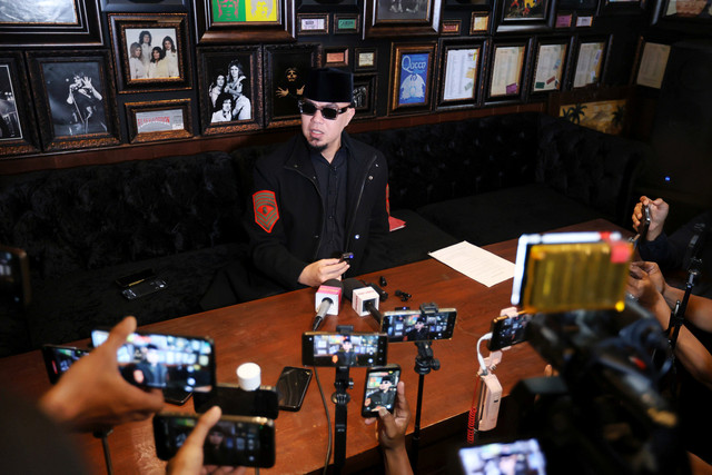 Musisi sekaligus anggota DPR, Ahmad Dhani saat memberikan keterangan kepada wartawan terkait instagram miliknya yang hilang di kawasan Kemang, Jakarta, Selasa, (5/5/2026). Foto: Agus Apriyanto