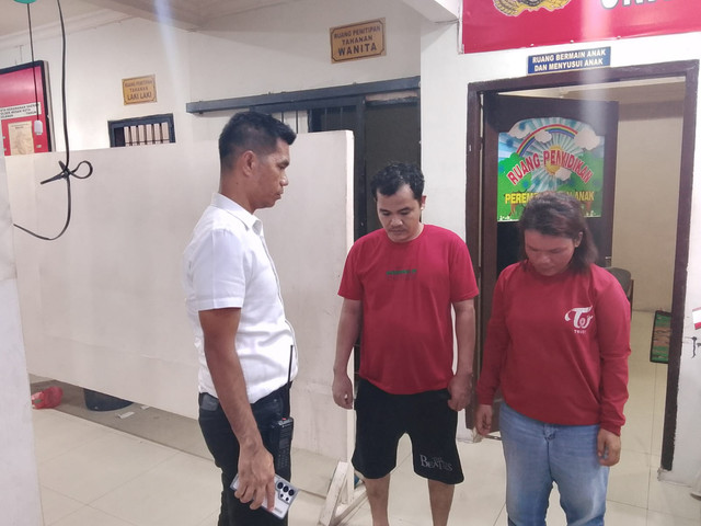 Polisi tangkap sejoli berinisial SL dan NK yang mencuri tas dan gasak ATM Rp 45 juta milik lansia. Foto: Dok. Polsek Medan Kota