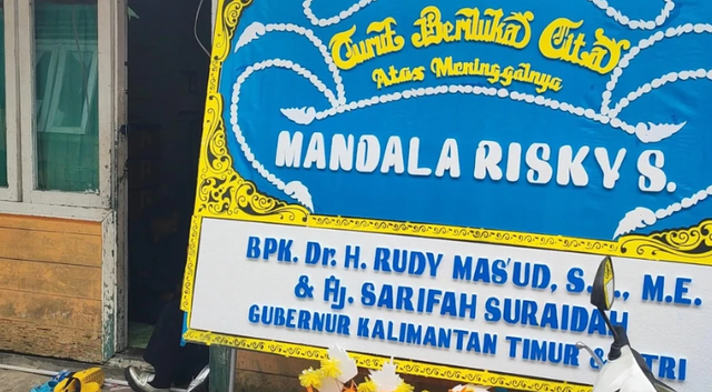 Papan bunga ucapan duka dari Gubernur Kaltim Rudy Mas'ud untuk Mandala Rizky Syaputra. Foto: kumparan