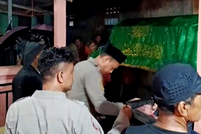 Polsek Rancabungur saat mengevakuasi korban tersambar petir. Foto: Dok. Polsek Rancabungur