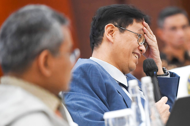 Menteri Keuangan Purbaya Yudhi Sadewa memegang dahi saat menyampaikan paparan dalam konferensi pers APBN KiTa edisi Mei 2026 di Jakarta, Selasa (5/5/2026). Foto: M Risyal Hidayat/ANTARA FOTO