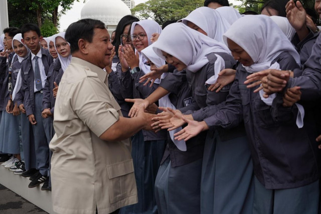 Presiden Prabowo Subianto menerima Forum OSIS se-Jawa Barat, di Istana Negara, Jakarta, pada Selasa (5/5/2026). Foto: Instagram/ @sekretariat.kabinet