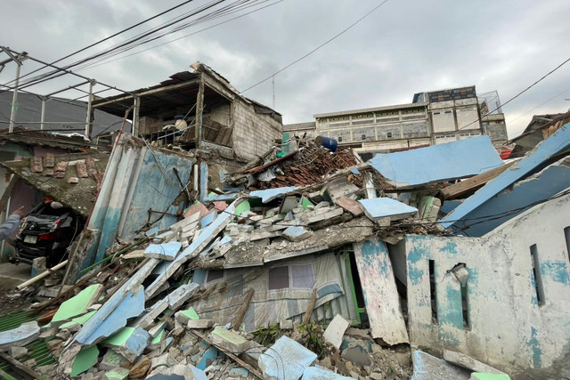 Rumah 2 lantai ambruk di Jalan Raya Citayam, Kecamatan Cipayung, Depok, Selasa (5/5/2026). Foto: kumparan