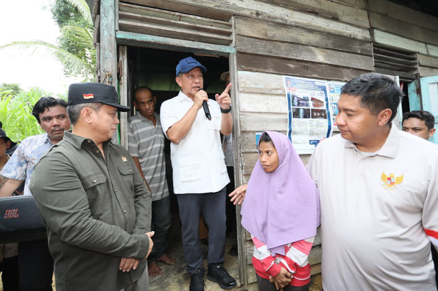 Mendagri Tito Karnavian bersama Menteri PKP Maruarar Sirait saat meninjau pelaksanaan Bantuan Stimulan Perumahan Swadaya (BSPS) di Teritip, Balikpapan, Kalimantan Timur, pada Selasa (5/5/2026). Foto: Kemendagri RI
